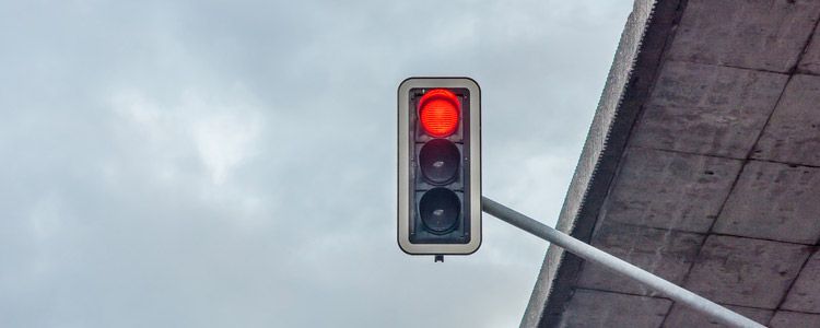 Rote Ampel überfahren: Was müssen Sie beachten?